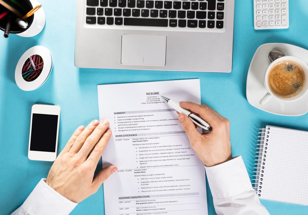 What difference does it make by using a professional resume builder?